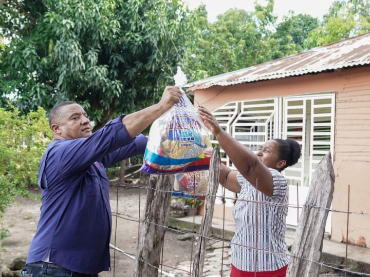 DASAC garantiza alimentación e inicia reparación de techos a familias afectadas por ventarrón en San Juan de la Maguana