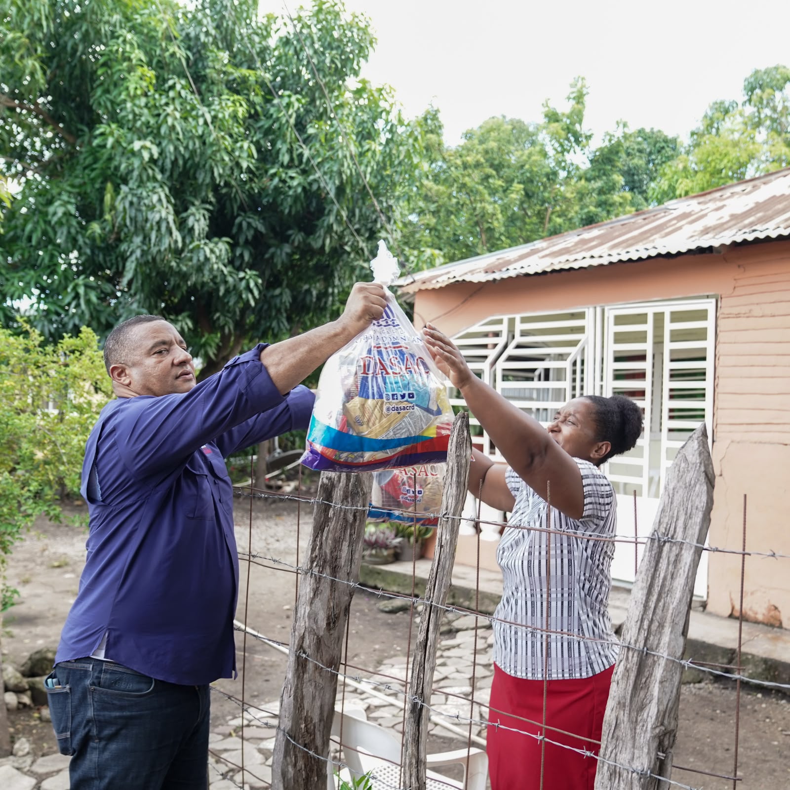 DASAC garantiza alimentación e inicia reparación de techos a familias afectadas por ventarrón en San Juan de la Maguana