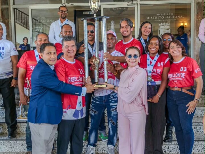 Carolina Mejía entrega trofeo al equipo campeón de los Juegos Deportivos ADN 2026