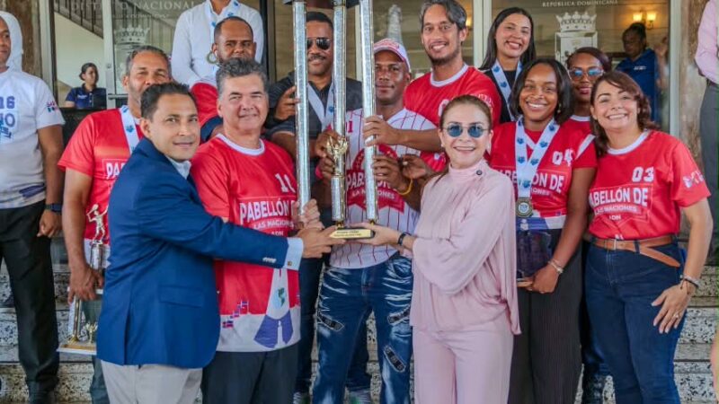 Carolina Mejía entrega trofeo al equipo campeón de los Juegos Deportivos ADN 2026
