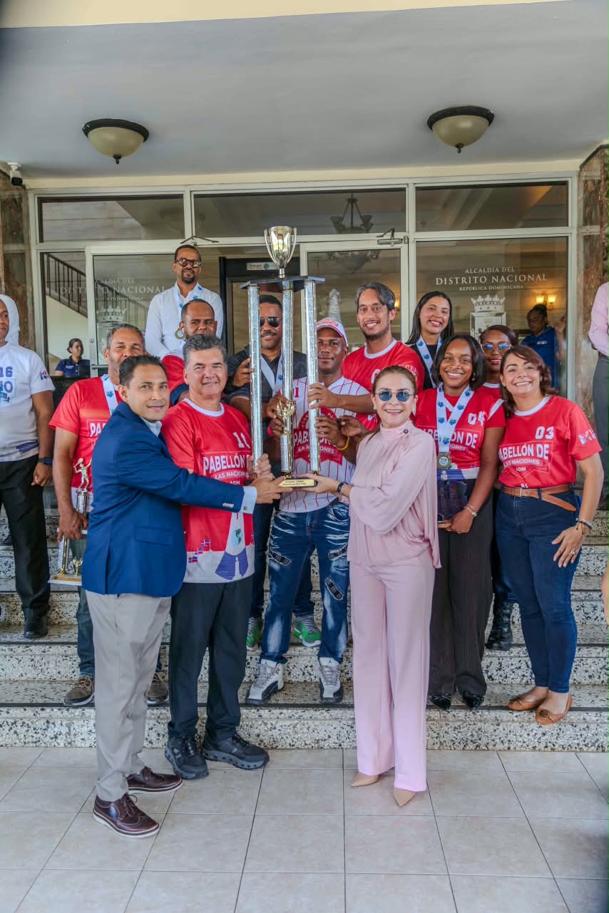 Carolina Mejía entrega trofeo al equipo campeón de los Juegos Deportivos ADN 2026