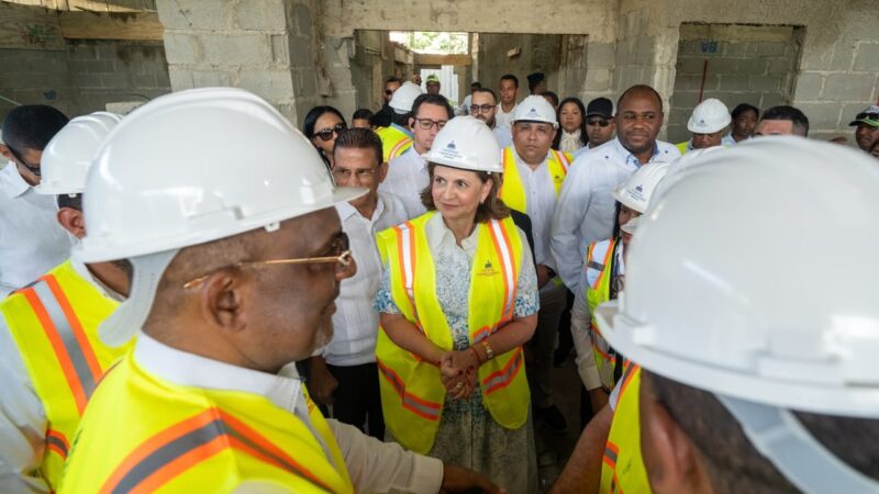Vicepresidenta Raquel Peña supervisa construcción del Hospital Traumatológico Luis L. Bogaert en Mao
