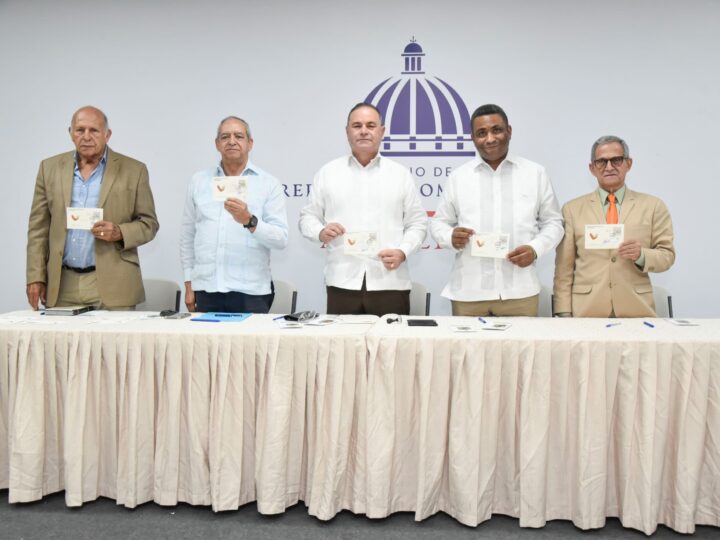 INPOSDOM y Comisión Nacional del Cacao conmemoran 50 años de trayectoria con sello postal