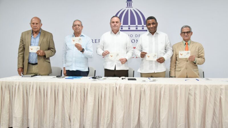 INPOSDOM y Comisión Nacional del Cacao conmemoran 50 años de trayectoria con sello postal