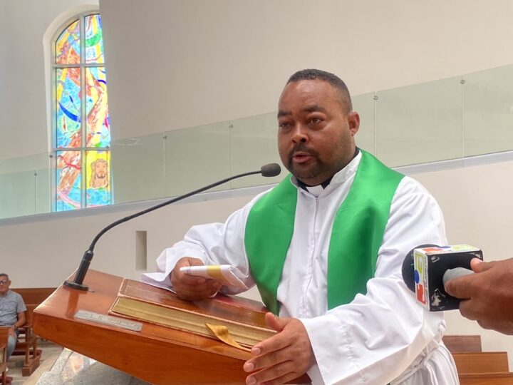 Fenatrano y rutas afiliadas entregan un millón de pesos para reparar y modernizar campanario de Iglesia San Juan Bautista de Bayaguana, Monte Plata