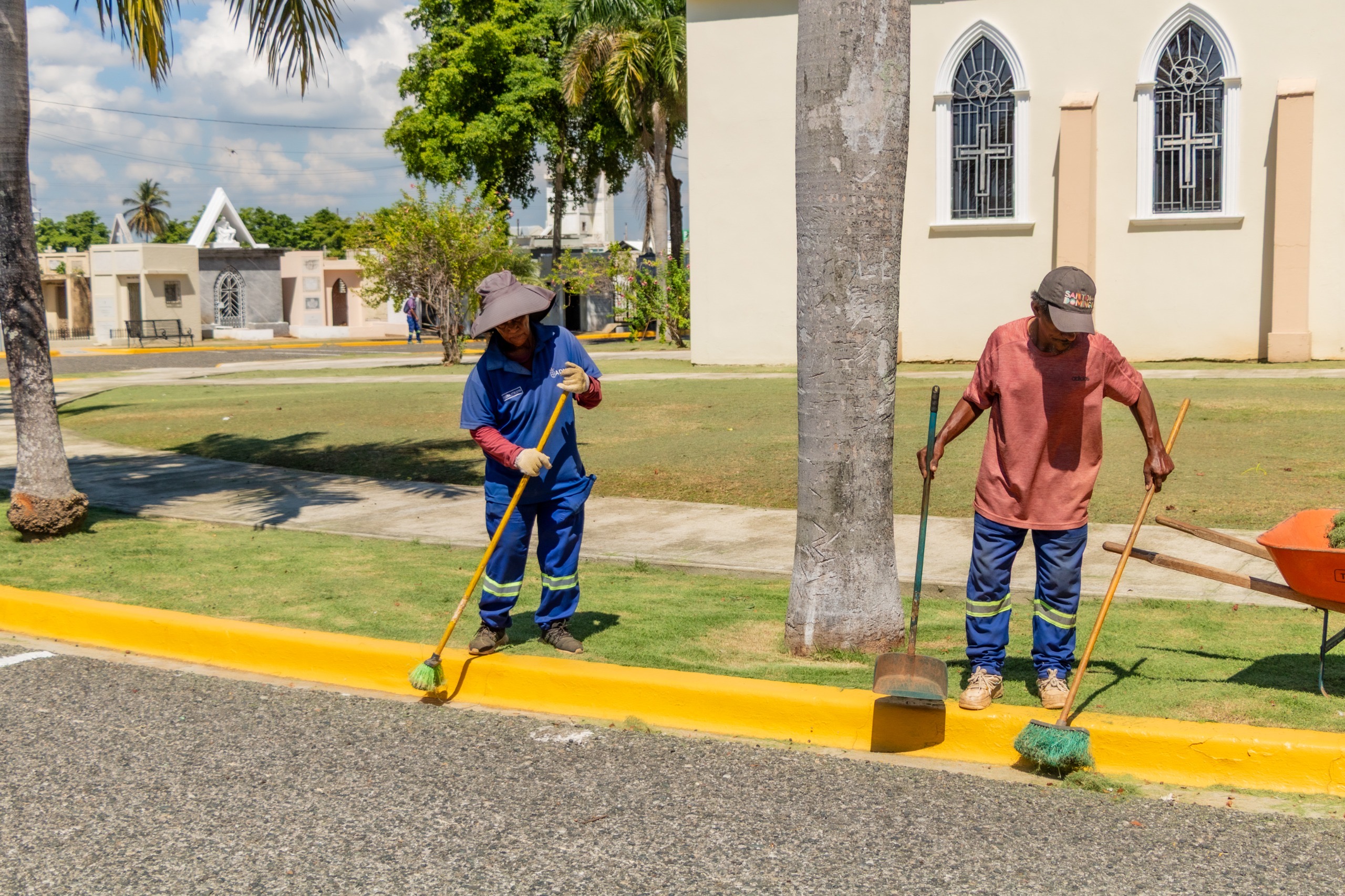 Alcaldía del DN realiza operativo de reacondicionamiento en cementerios por el Día de los Fieles Difuntos BBC