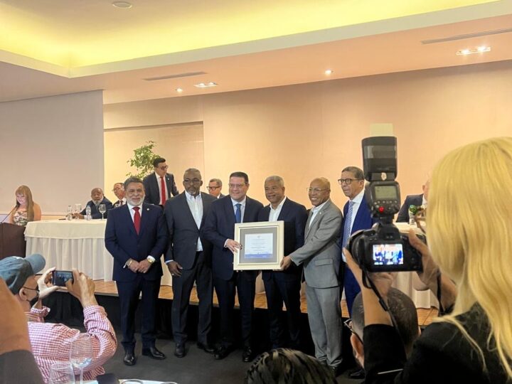 Carlos Morillo recibe reconocimiento de la FDC por su trayectoria empresarial en Elías Piña