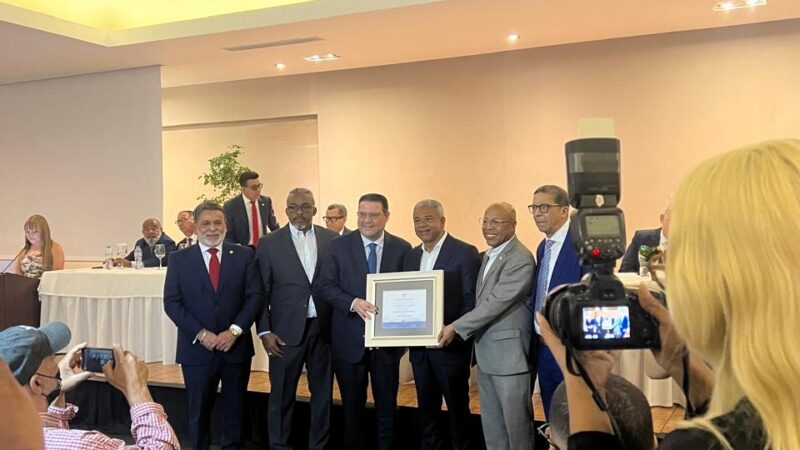 Carlos Morillo recibe reconocimiento de la FDC por su trayectoria empresarial en Elías Piña