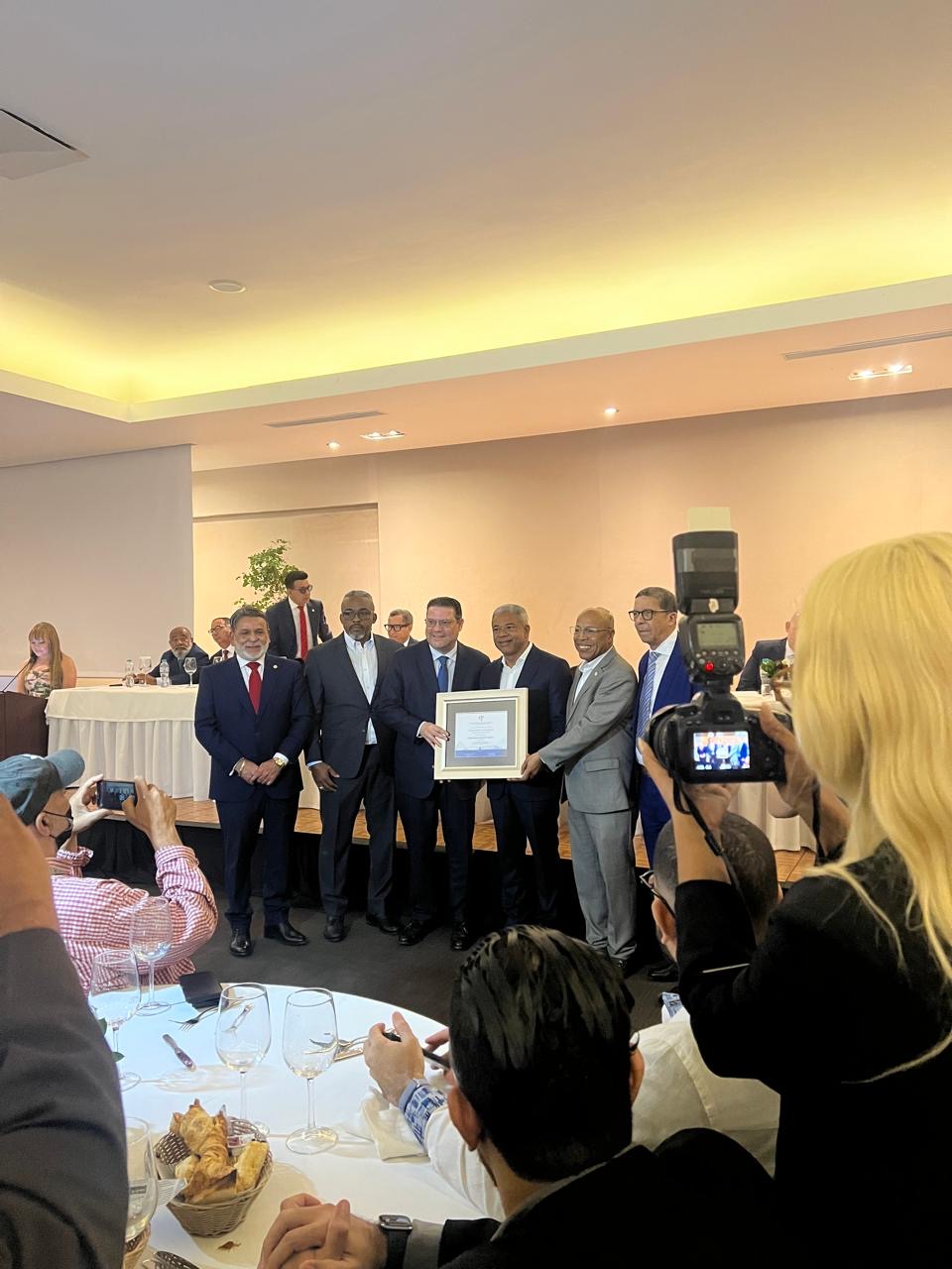 Carlos Morillo recibe reconocimiento de la FDC por su trayectoria empresarial en Elías Piña