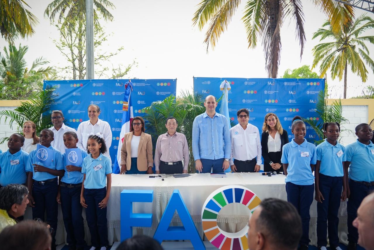 Director general de la FAO visita escuela modelo de Monte Plata que impulsa la alimentación sostenible