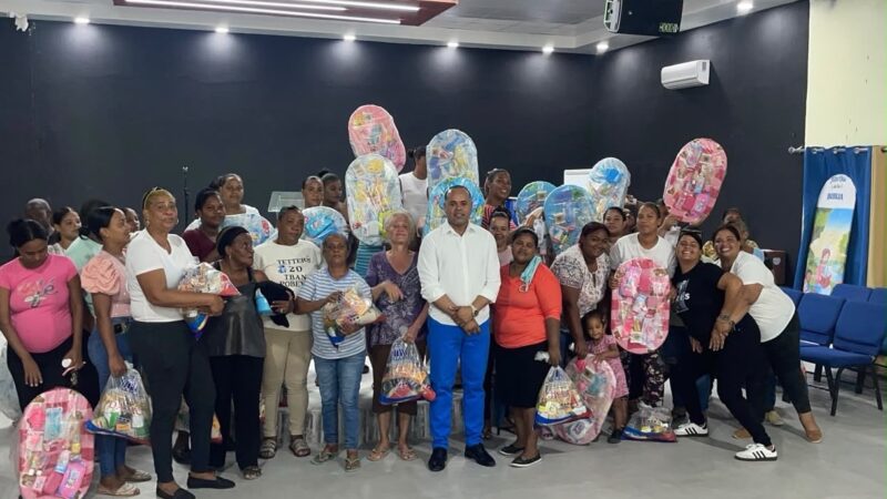 Miguel Ángel Matos entrega canastillas, alimentos y medicamentos a embarazadas en Cristóbal