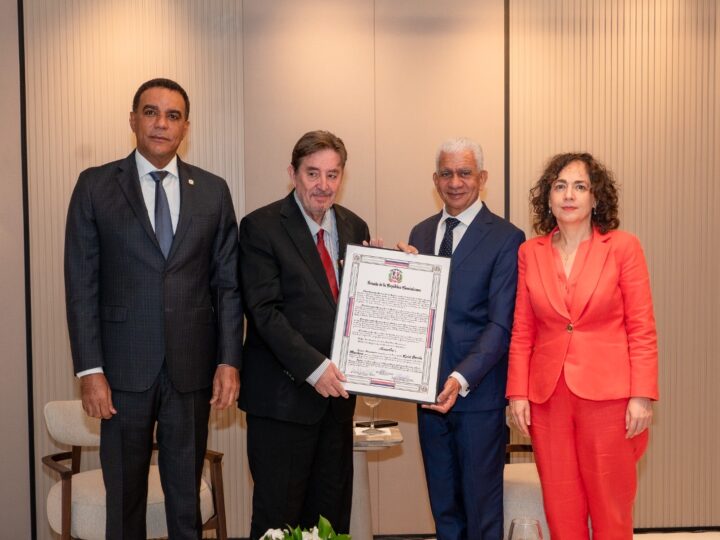 Senado de la República reconoce al poeta y escritor Luís García Montero por su extraordinaria trayectoria literaria