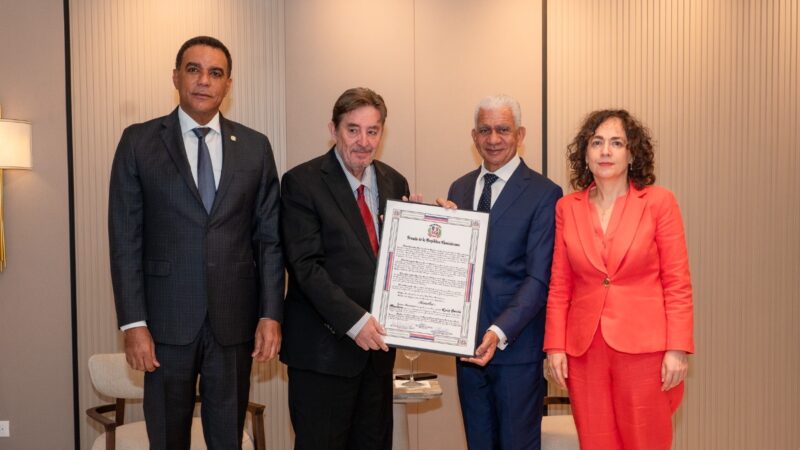 Senado de la República reconoce al poeta y escritor Luís García Montero por su extraordinaria trayectoria literaria