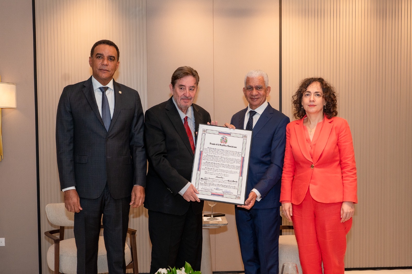 Senado de la República reconoce al poeta y escritor Luís García Montero por su extraordinaria trayectoria literaria