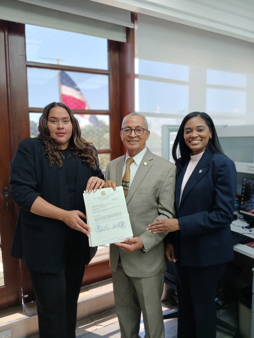 Diputado Pedro Martínez (Alianza País) y diputada Carolin Mercedes de la Cruz (PRM) depositan proyecto de ley para crear la Plataforma Pública de Participación Ciudadana y Municipal Virtua
