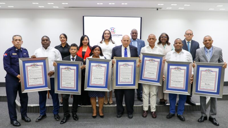 Cámara de Diputados entrega seis pergaminos de reconocimientos a personas destacadas del país