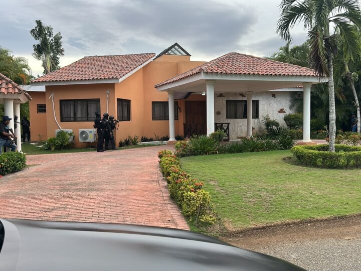 Policía ocupa arma de guerra, pistola, más de 140 municiones y US$34,200 durante allanamiento en residencial en Juan Dolio