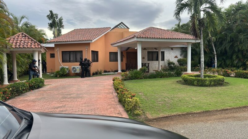 Policía ocupa arma de guerra, pistola, más de 140 municiones y US$34,200 durante allanamiento en residencial en Juan Dolio