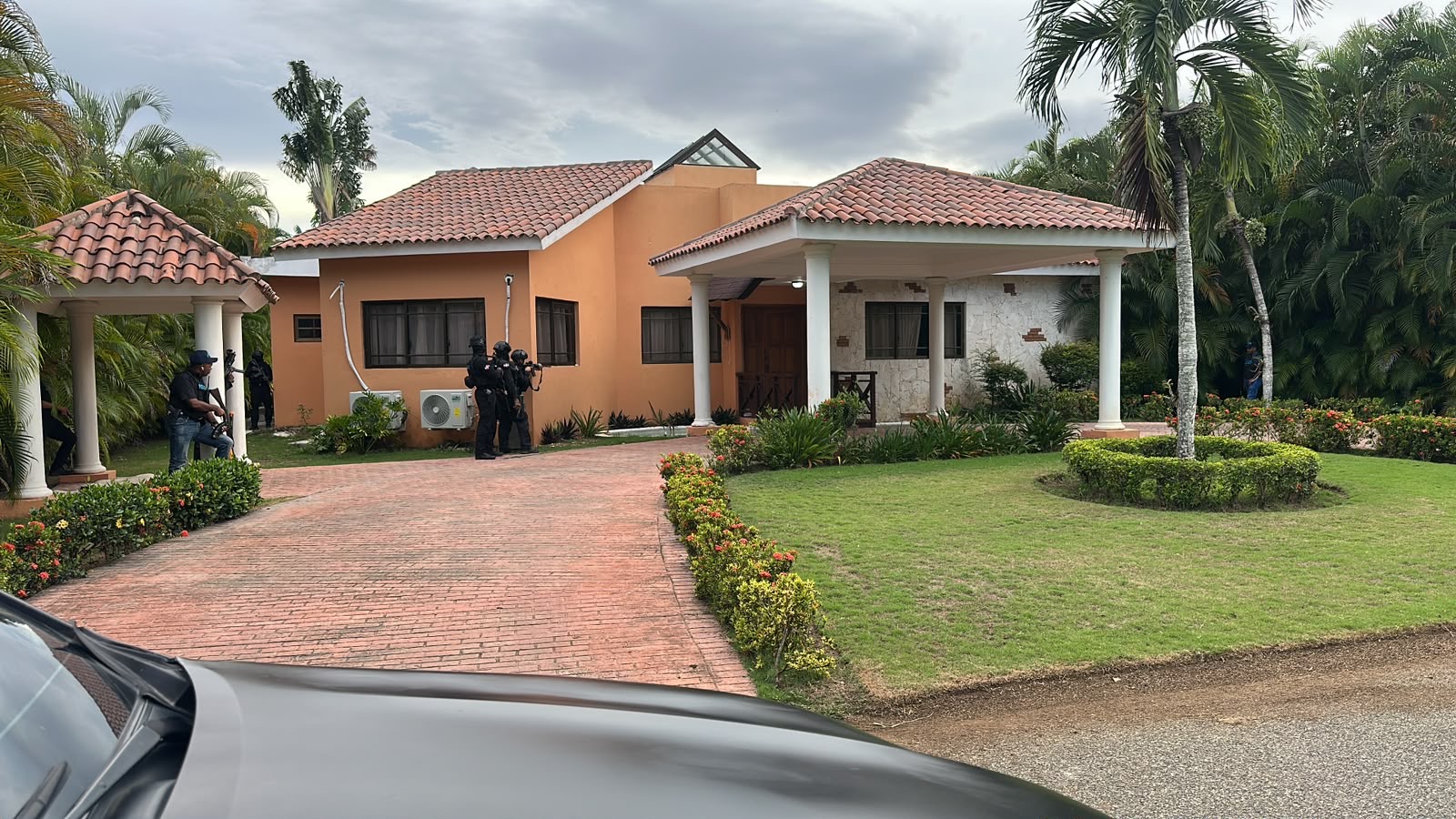 Policía ocupa arma de guerra, pistola, más de 140 municiones y US$34,200 durante allanamiento en residencial en Juan Dolio