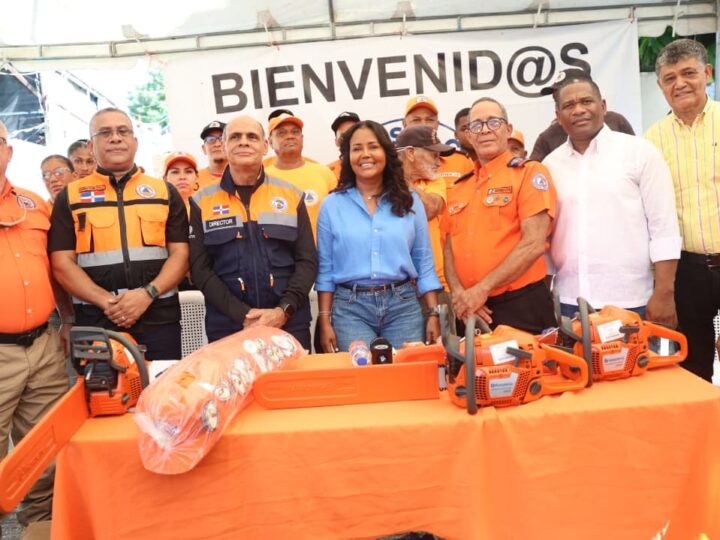 Scarlet Benzán entrega equipos y utilería a la Defensa Civil de Santo Domingo Oeste para fortalecer la prevención y respuesta ante emergencias