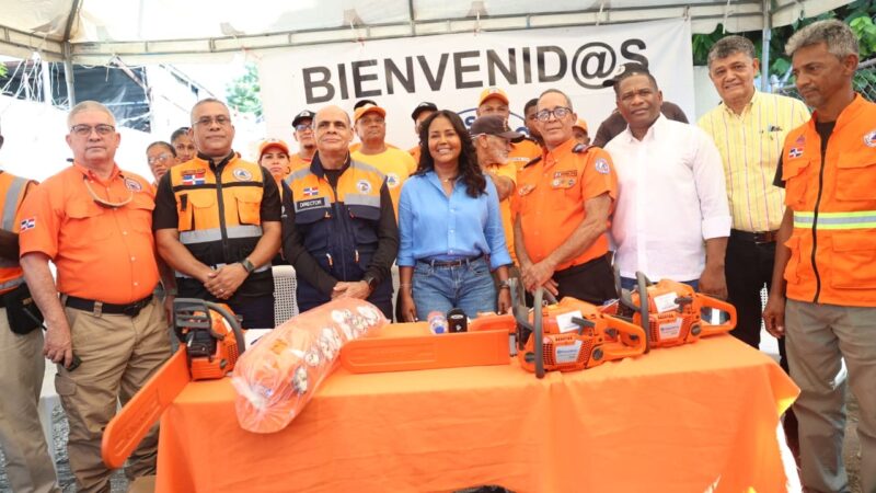 Scarlet Benzán entrega equipos y utilería a la Defensa Civil de Santo Domingo Oeste para fortalecer la prevención y respuesta ante emergencias