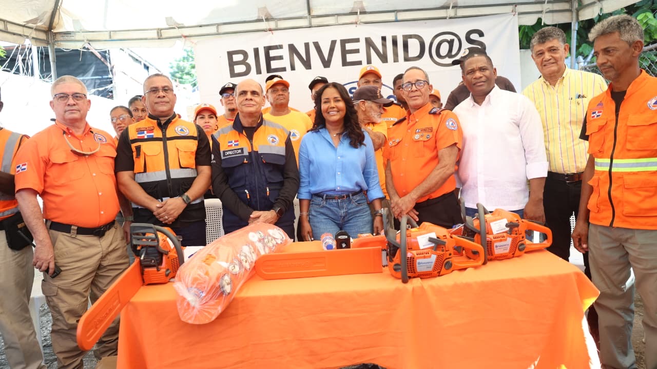 Scarlet Benzán entrega equipos y utilería a la Defensa Civil de Santo Domingo Oeste para fortalecer la prevención y respuesta ante emergencias
