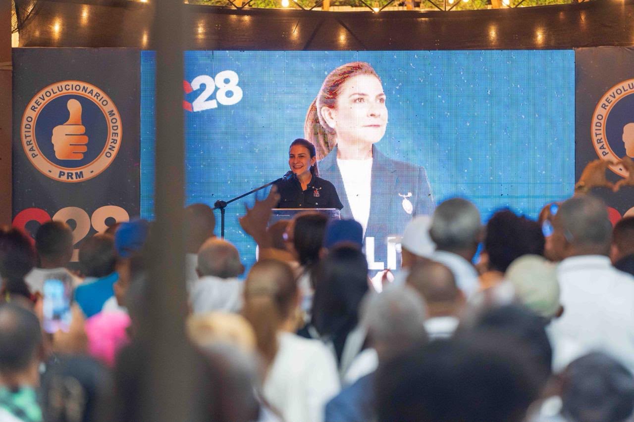Carolina juramenta su estructura política en San Cristóbal con presencia en los 17 territorios de la provincia