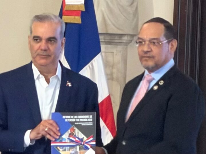 Rodolfo Valentín entrega al presidente Luis Abinader informe sobre las condiciones de detención y prisión 2025