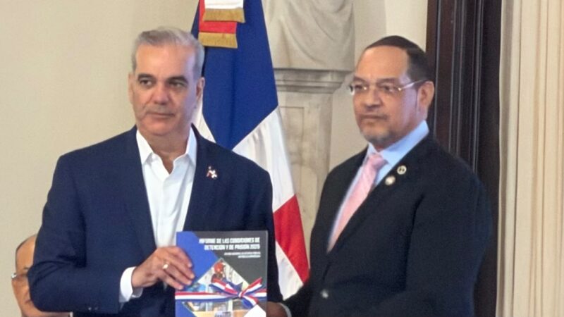 Rodolfo Valentín entrega al presidente Luis Abinader informe sobre las condiciones de detención y prisión 2025