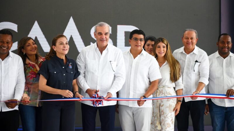 Abinader y Fellito entregan saneamiento cañada Los Girasoles; 40 familias reciben viviendas