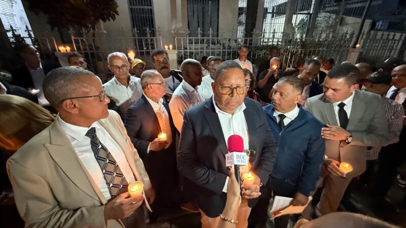 Con encendido de velas, abogados exigen elecciones en el CARD