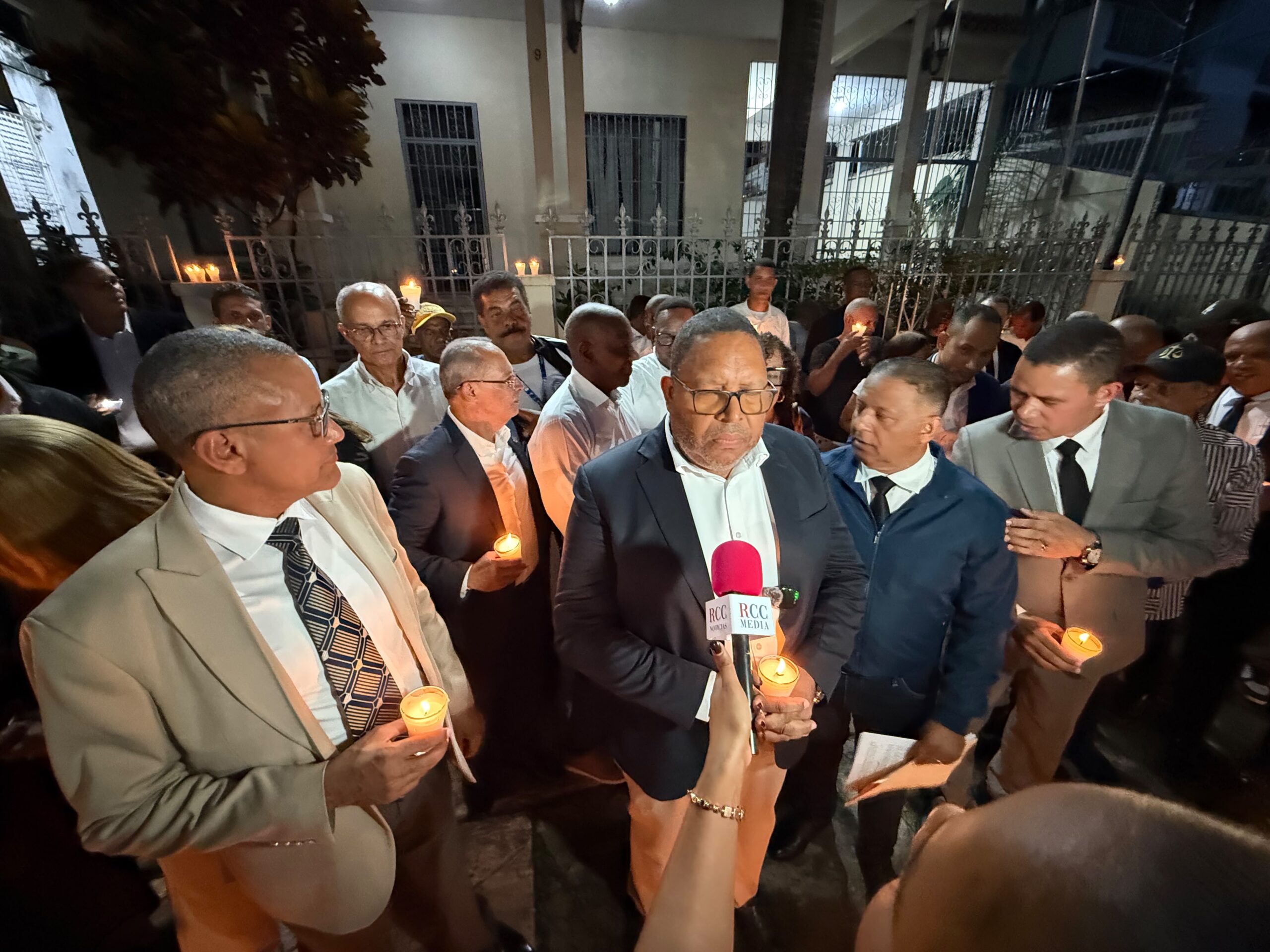 Con encendido de velas, abogados exigen elecciones en el CARD