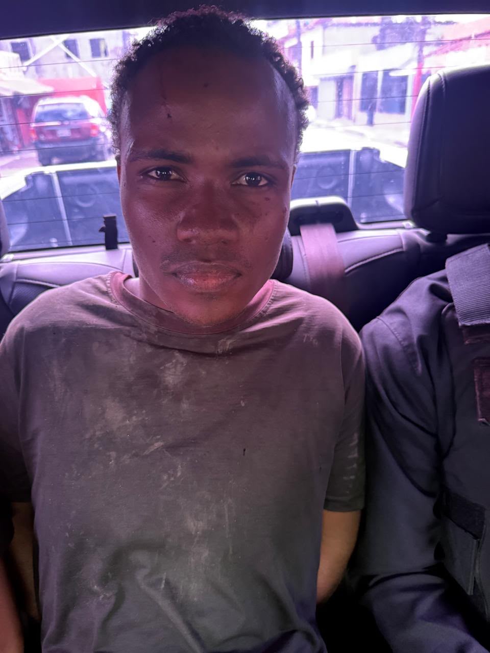 Policía apresa en flagrante delito a hombre acusado de decapitar a otro en Villa Mella.
